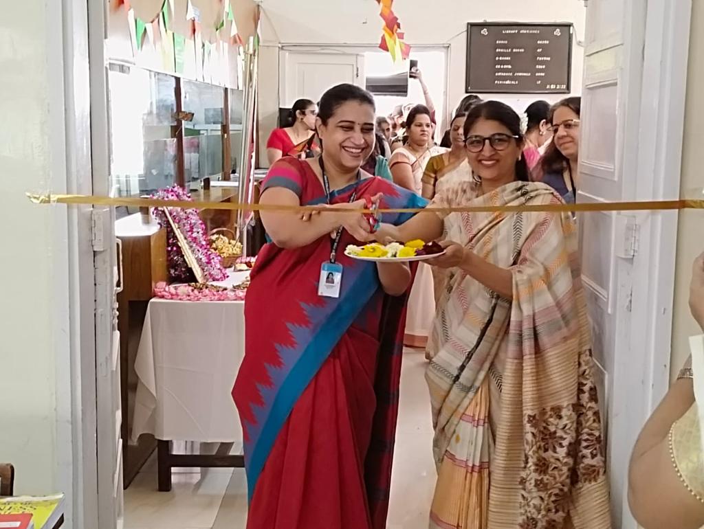 Principal Incharge Dr Jaya Rajagopan doing the honour at the inauguration